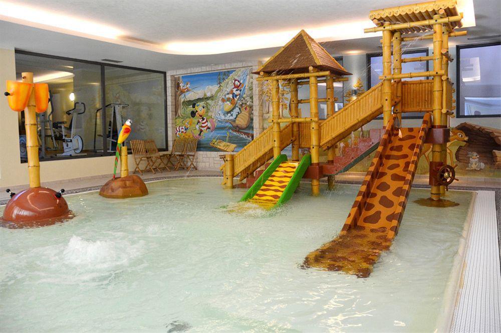 Alpholiday Dolomiti Wellness & Family Hotel Dimaro Dış mekan fotoğraf