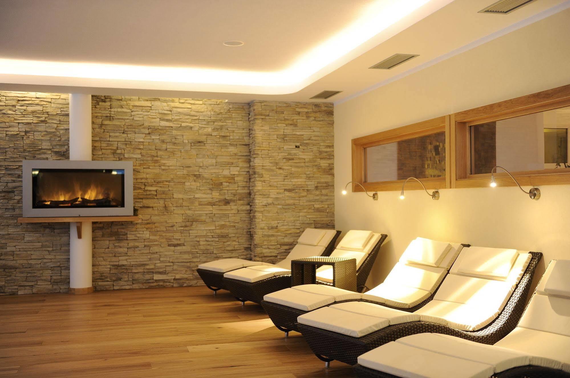 Alpholiday Dolomiti Wellness & Family Hotel Dimaro Dış mekan fotoğraf