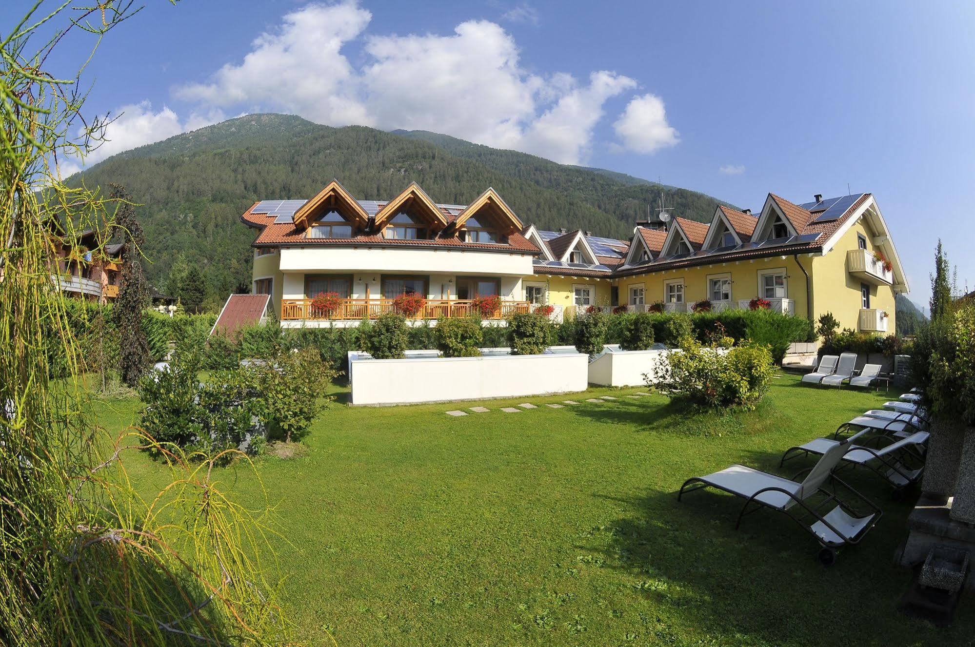 Alpholiday Dolomiti Wellness & Family Hotel Dimaro Dış mekan fotoğraf